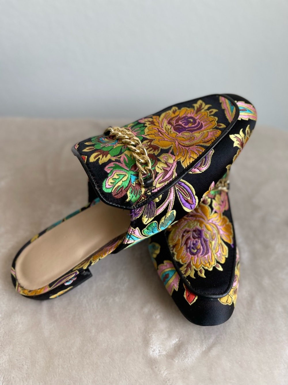 Women’s Floral Embroidered Slip-On Mules with gold like chain accent Size 7